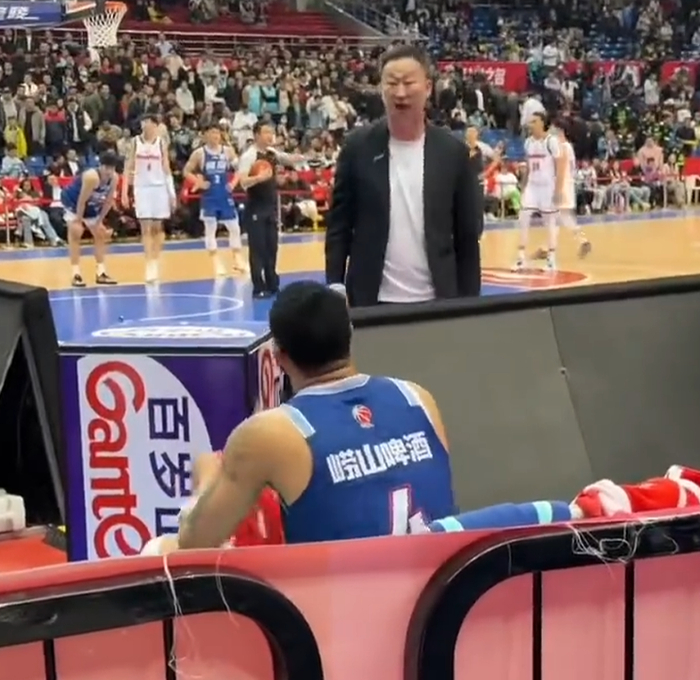 开云体育下载-刘维伟杀疯！场边爆粗怒喷韦瑟斯庞，发布会仍指责，真被气到了！|篮板|比赛|广厦|青岛|数据_新浪体育_新浪新闻